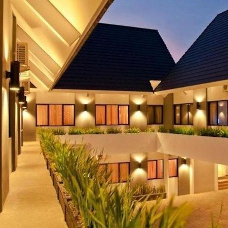 Maesa Hotel Ponorogo Exterior foto