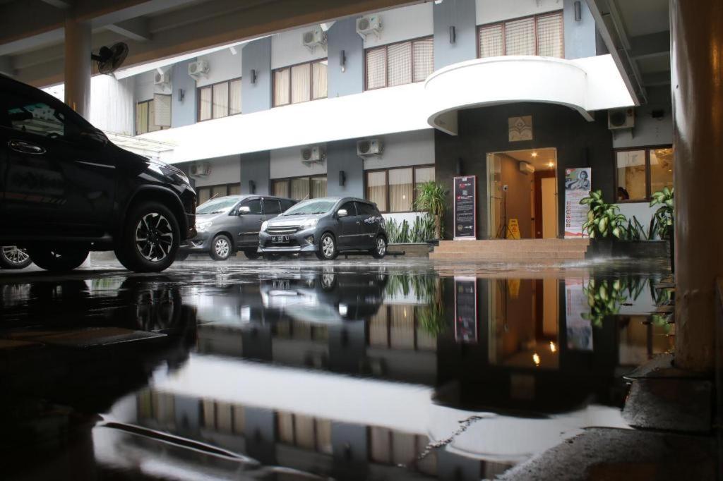 Maesa Hotel Ponorogo Exterior foto