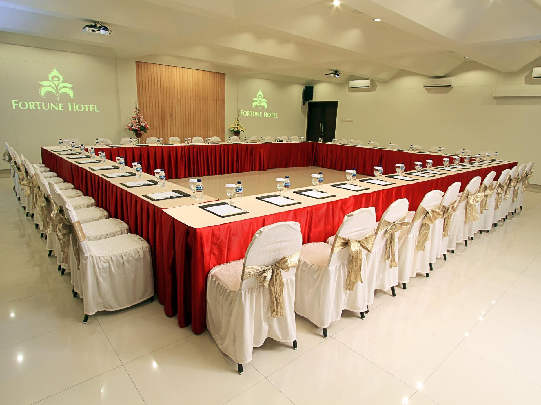 Maesa Hotel Ponorogo Exterior foto